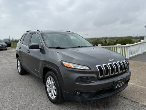 Used 2014 Jeep Cherokee Latitude w/ Comfort/Convenience Group FWD image 3