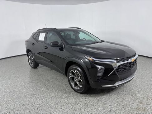 Used 2025 Chevrolet Trax LT w/ Driver Confidence Package FWD image 9