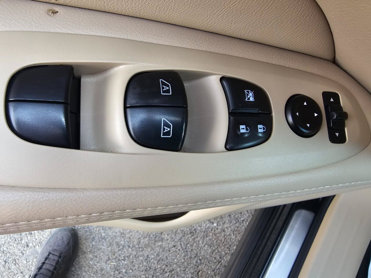 Used 2014 Nissan Pathfinder Platinum w/ Platinum Premium Package FWD image 31