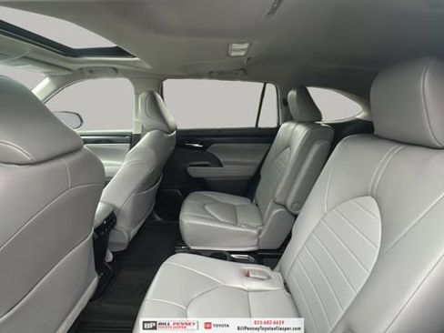 Used 2022 Toyota Highlander XLE image 13
