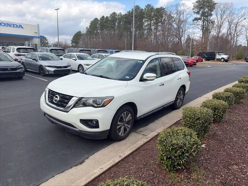 Used 2017 Nissan Pathfinder SV image 10