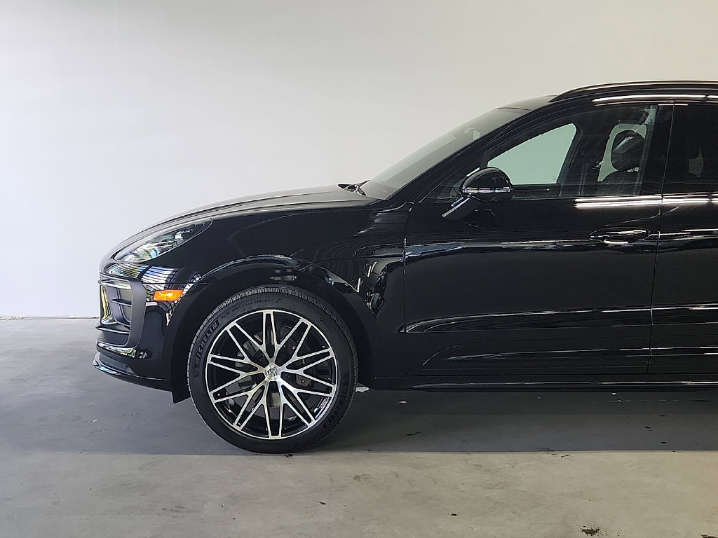 Certified 2026 Porsche Macan AWD/4WD image 6