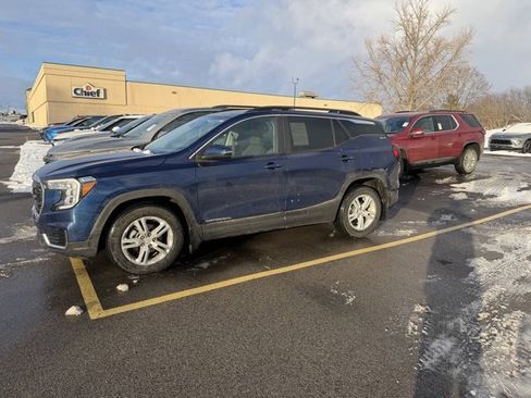 Used 2023 GMC Terrain SLE w/ Driver Convenience Package image 3