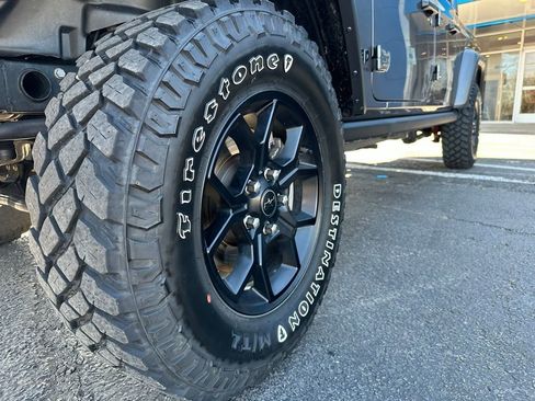 Used 2025 Jeep Gladiator Willys image 9