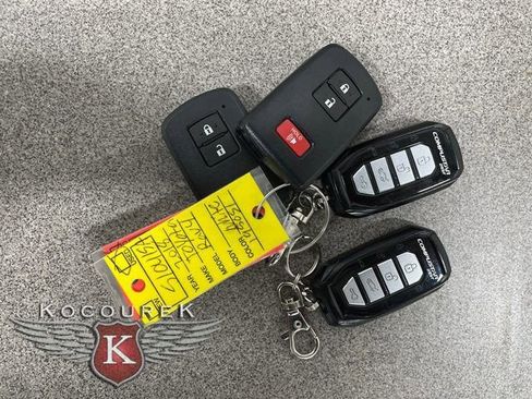 Used 2018 Toyota RAV4 LE image 25