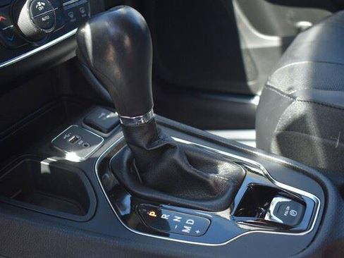 Used 2019 Jeep Cherokee Limited FWD image 25