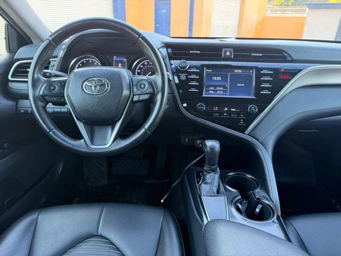 Used 2018 Toyota Camry SE w/ Moonroof Package FWD image 19