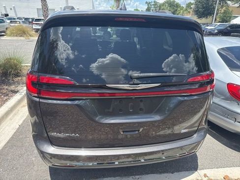 Used 2021 Chrysler Pacifica Touring FWD image 11