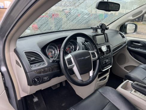 Used 2015 Chrysler Town & Country Touring image 18