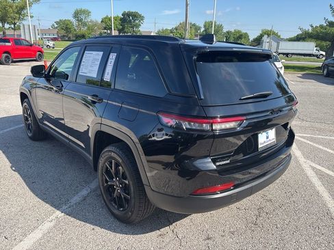 Used 2025 Jeep Grand Cherokee Altitude AWD/4WD image 21