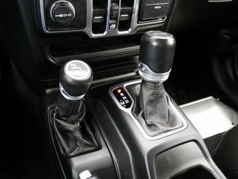 Used 2020 Jeep Wrangler Unlimited Sahara image 25