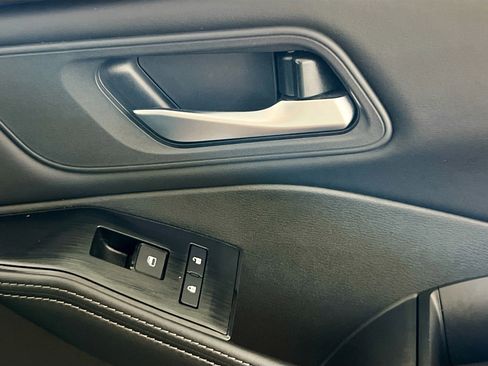 Used 2024 Nissan Rogue SV image 32