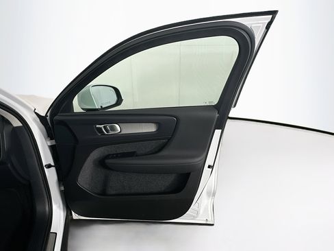 Used 2025 Volvo XC40 B5 Plus image 32