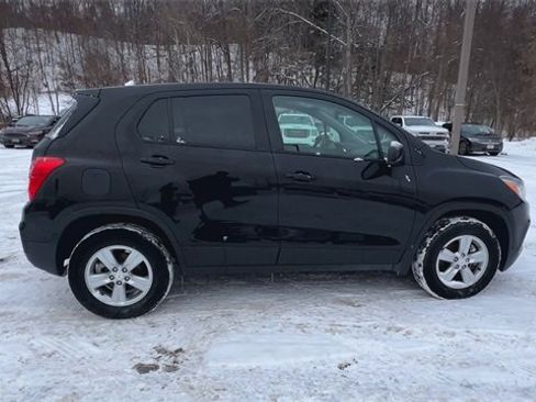 Used 2022 Chevrolet Trax LS w/ Tint and Cruise Package image 9