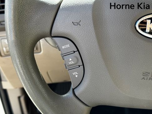 Used 2012 Kia Sedona LX image 19