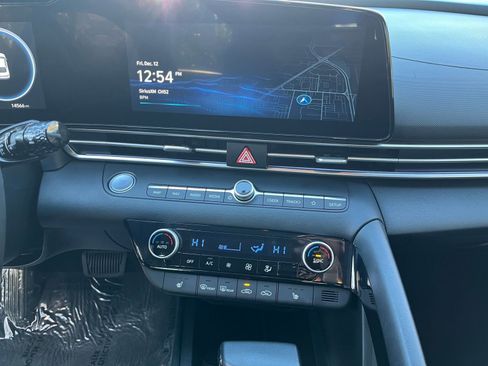 Used 2025 Hyundai Elantra SEL image 18