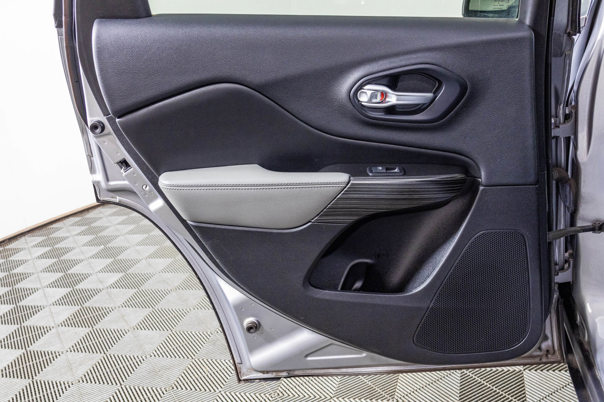 Used 2014 Jeep Cherokee Limited w/ Luxury Group FWD image 38