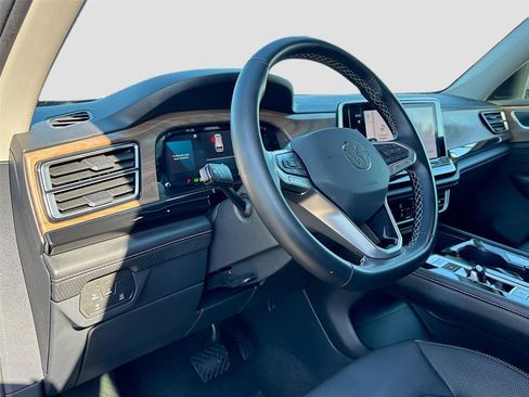 Used 2025 Volkswagen Atlas SE FWD image 9
