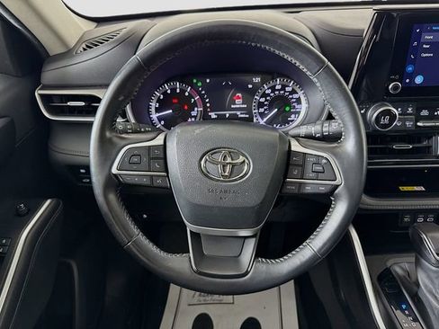 Used 2023 Toyota Highlander XLE AWD/4WD image 13