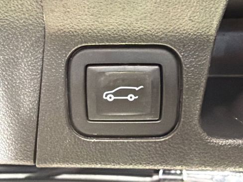 Used 2021 GMC Acadia Denali w/ Denali Technology Package image 21