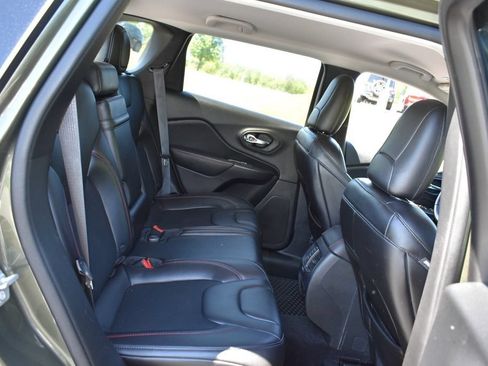 Used 2019 Jeep Cherokee Trailhawk w/ Comfort/Convenience Group AWD/4WD image 25