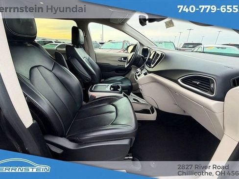 Used 2023 Chrysler Pacifica Touring-L image 26