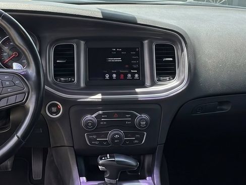 Used 2019 Dodge Charger SXT RWD image 3