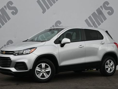 Used 2022 Chevrolet Trax LS w/ Tint and Cruise Package AWD/4WD image 1