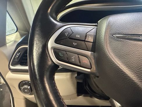 Used 2017 Chrysler Pacifica Touring-L FWD image 12