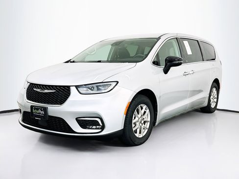 Used 2024 Chrysler Pacifica Touring-L image 3