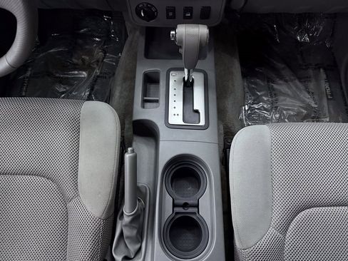 Used 2010 Nissan Frontier SE image 25