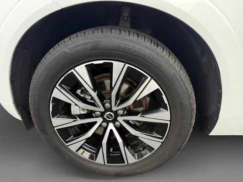 Used 2023 Volvo XC60 B5 Plus image 9