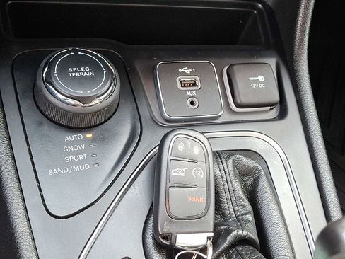 Used 2020 Jeep Cherokee High Altitude image 24