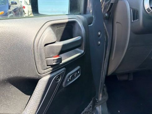 Used 2018 Jeep Wrangler Unlimited Sahara AWD/4WD image 12