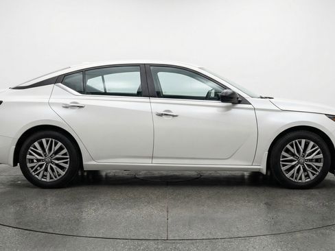Used 2025 Nissan Altima 2.5 SV FWD image 11