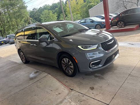 Used 2021 Chrysler Pacifica Touring-L FWD image 4