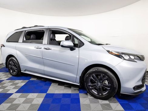 Used 2024 Toyota Sienna XLE Woodland Edition image 3