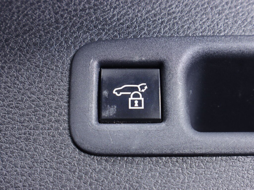 Used 2025 Toyota Sienna Platinum AWD/4WD image 42