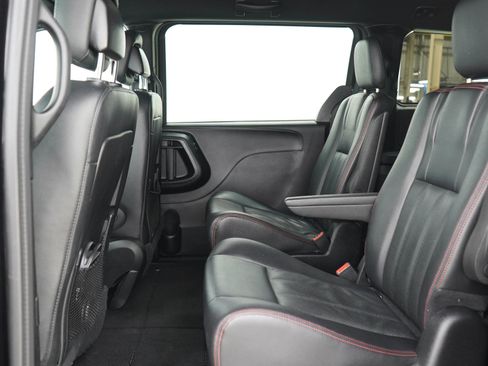 Used 2016 Dodge Grand Caravan R/T FWD image 18