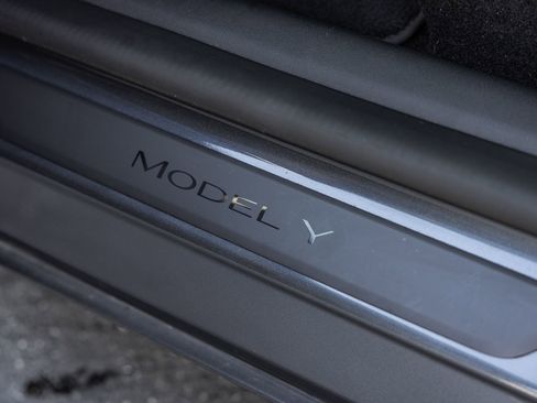 Used 2022 Tesla Model Y Performance image 18