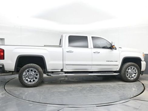 Used 2019 GMC Sierra 2500 Denali w/ Duramax Plus Package AWD/4WD image 15