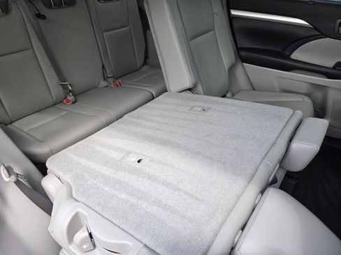 Used 2019 Toyota Highlander XLE AWD/4WD image 6
