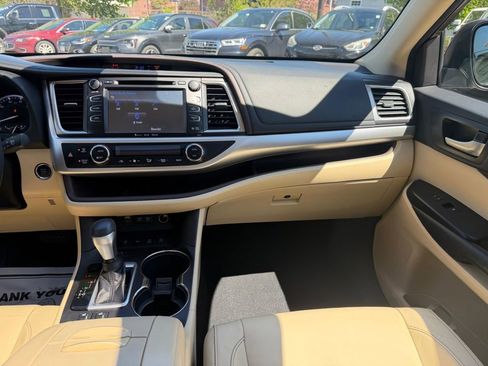 Used 2018 Toyota Highlander XLE AWD/4WD image 22