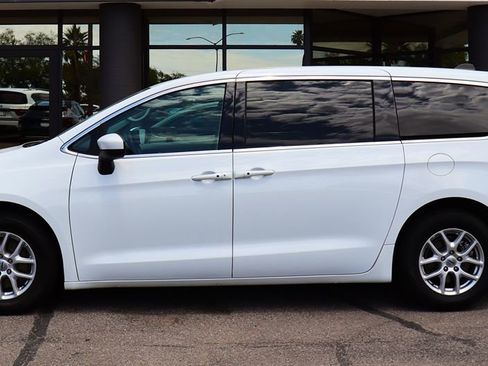 Used 2022 Chrysler Voyager LX FWD image 8