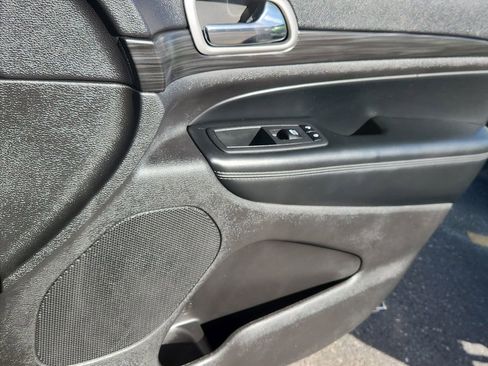 Used 2021 Jeep Grand Cherokee Laredo image 14