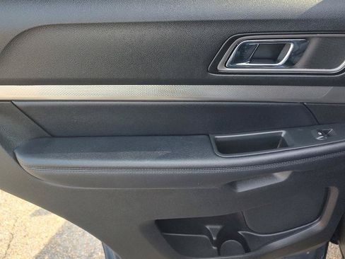 Used 2018 Ford Explorer XLT w/ Equipment Group 201A FWD image 17