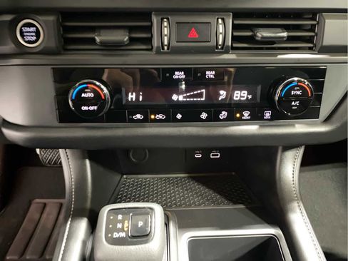 Used 2024 Nissan Pathfinder S image 19