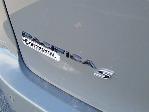 Used 2025 Chrysler Pacifica Limited image 6