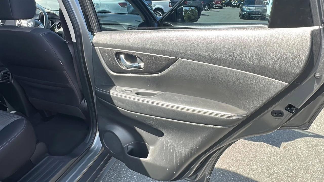 Used 2017 Nissan Rogue S FWD image 29