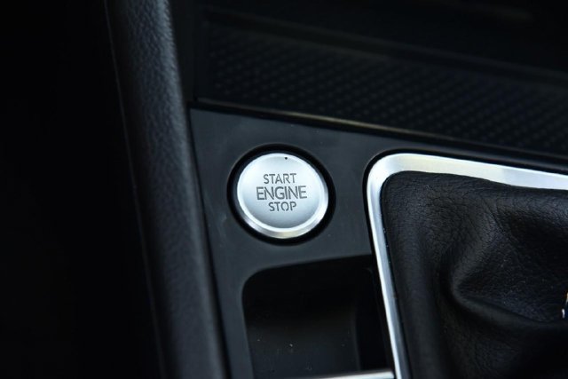 Used 2025 Volkswagen Jetta SE w/ Sunroof Package FWD image 17